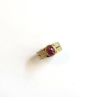 BAGUE en or jaune 18k (750°/°°) centrée d'un...