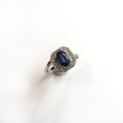 BAGUE en or gris 18k (750°/°°), ornée d'un...