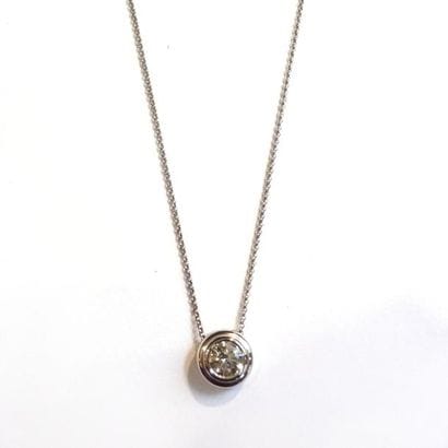 CHAINE et PENDENTIF en or gris 18K (750°/°°)...