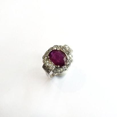 BAGUE en or gris 18k (750°/°°), ornée d'un...