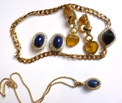 GROSSE. Chaîne en métal doré et pendentif...