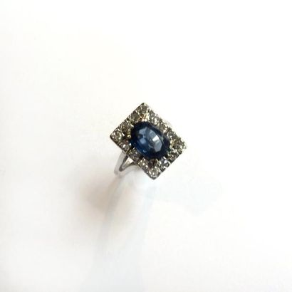 BAGUE en or gris 18k (750°/°°), ornée d'un...