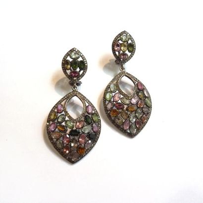 Paire de PENDANTS D'OREILLES en argent patiné...