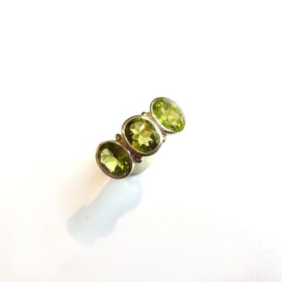 BAGUE en argent (925°/°°) ornée de 3 péridots...
