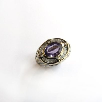 BAGUE en or jaune 18k (750°/°°), centrée...