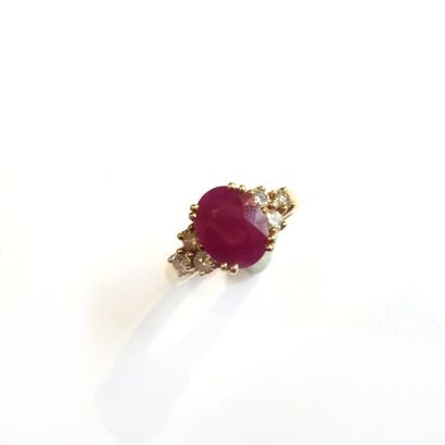 BAGUE en or jaune 18K (750°/°°) ornée d'un...