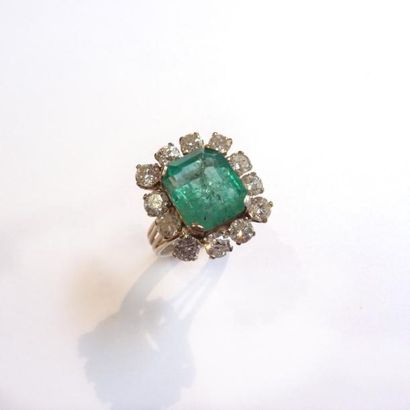 BAGUE en or 18K (750°/°°) sertie d'une émeraude...