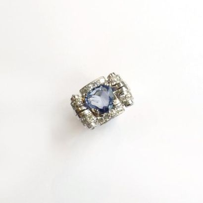 BAGUE pont en or gris 18k (750°/°°), centrée...