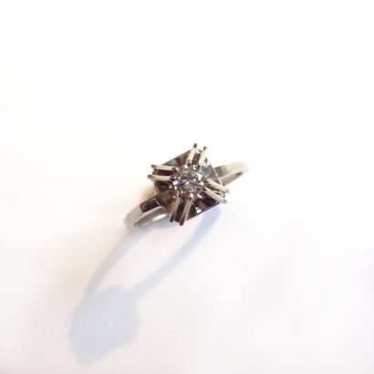 BAGUE solitaire en or gris 18K (750°/°°)...
