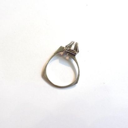 BAGUE solitaire en or gris 18K (750°/°°)...