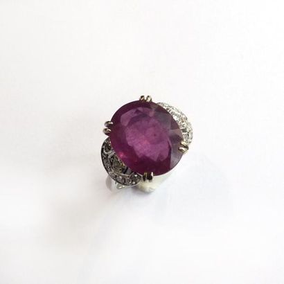 BAGUE en or gris 18k (750°/°°), ornée d'un...