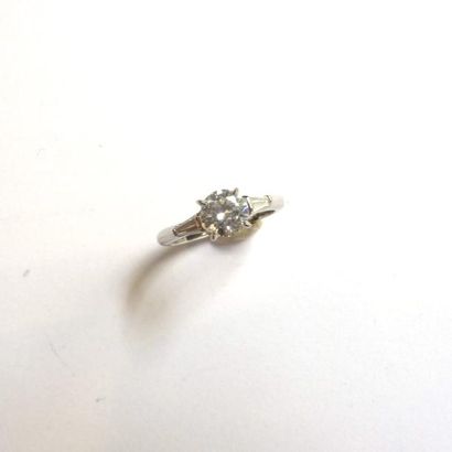 164 BIS. Bague en or blanc 18k (750 millièmes)...