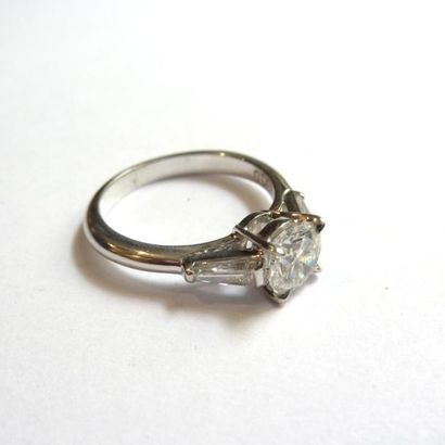 164 BIS. Bague en or blanc 18k (750 millièmes)...