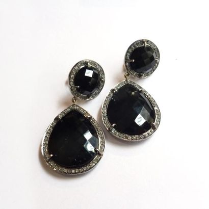 Paire de PENDANTS D'OREILLES en argent patiné...