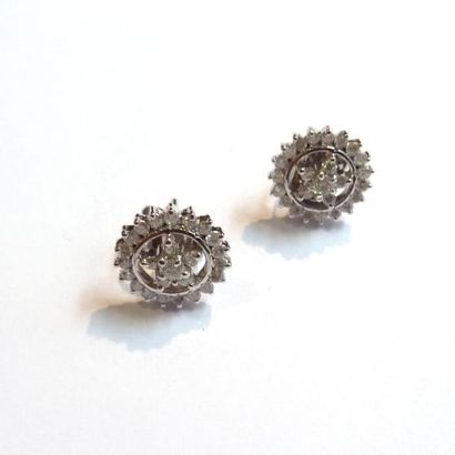 Paire de CLOUS D'OREILLES en or gris 18k...