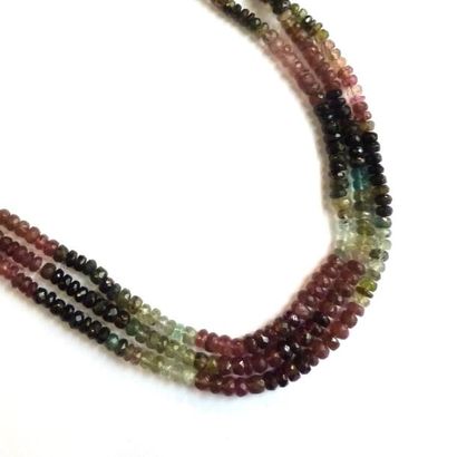 COLLIER composé de 3 rangs de fines perles...