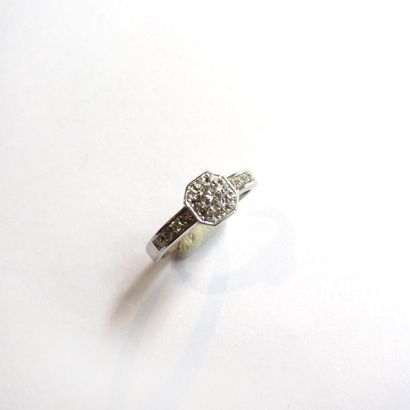 BAGUE en or gris 18k (750°/°°), décorée de...