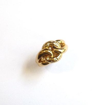 BAGUE en or jaune 18k (750°/°°) stylisant...