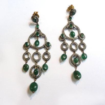 Paire de PENDANTS D'OREILLE en argent patiné...