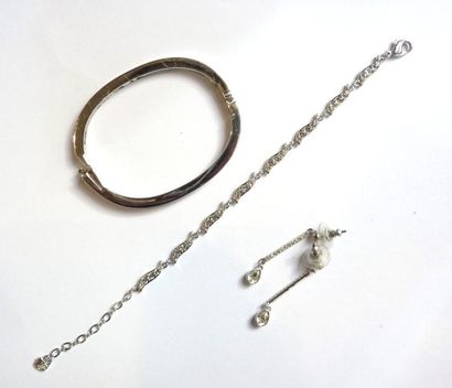 SWAROVSKI. Lot composé d'un bracelet rigide...
