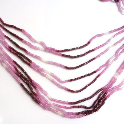 COLLIER composé de 9 rangs de rubis multicolores;...