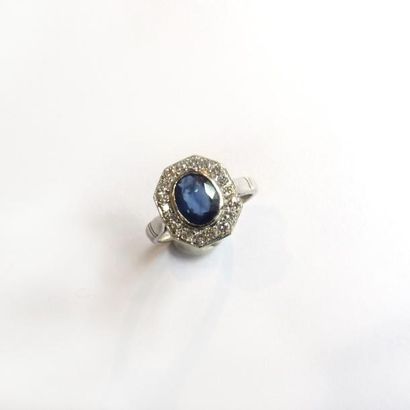 BAGUE en or gris 18k (750°/°°), ornée d'un...