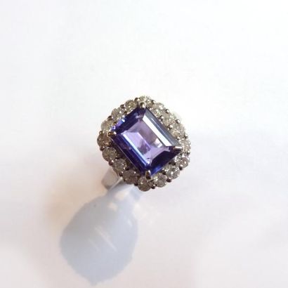 BAGUE en or gris 18k (750°/°°), ornée d'une...