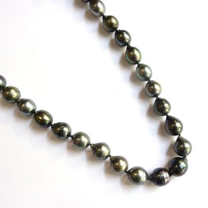 SAUTOIR composé d'un rang de perles de Tahiti...