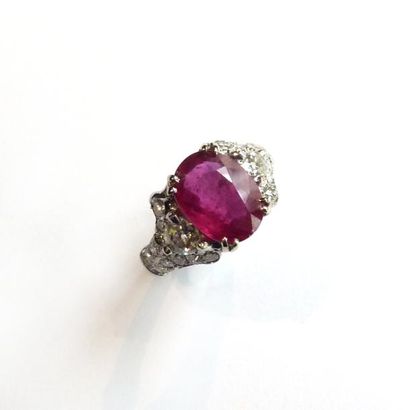 BAGUE en or gris 18k (750°/°°), ornée d'un...