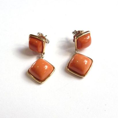 Paire de PENDANTS D'OREILLES en or rose (750°/°°),...