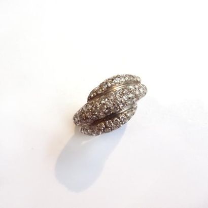 BAGUE en or gris 18k (750°/°°) ornée sur...