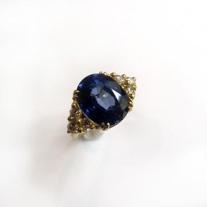 BAGUE en or jaune 18k (750°/°°), ornée d'une...