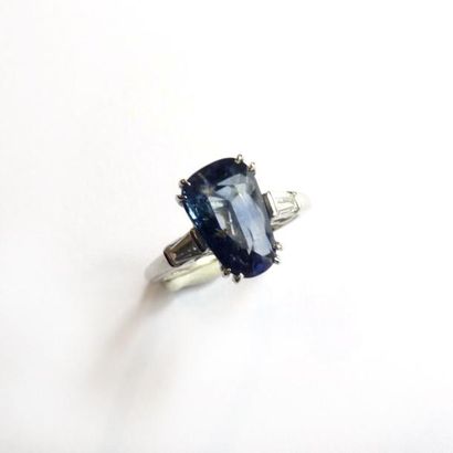 BAGUE en or gris 18k (750°/°°), ornée d'un...