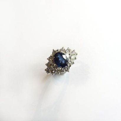 BAGUE en or gris 18k (750°/°°), ornée d'un...