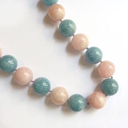 COLLIER composé de boules d'aigue-marines...