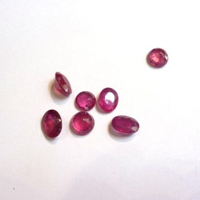 LOT de 7 rubis, pour un poids total d'environ...