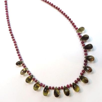 COLLIER composé d'un rang de perles facettées...