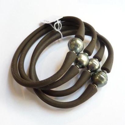LOT de 4 bracelets fantaisie ornés chacun...