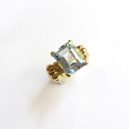 BAGUE en vermeil (925°/°°) ornée d'une topaze...