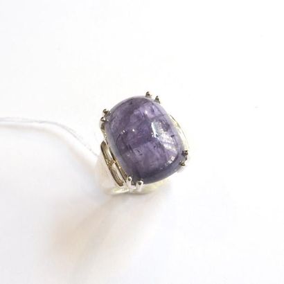 BAGUE en argent (925°/°°) ornée d'un cabochon...