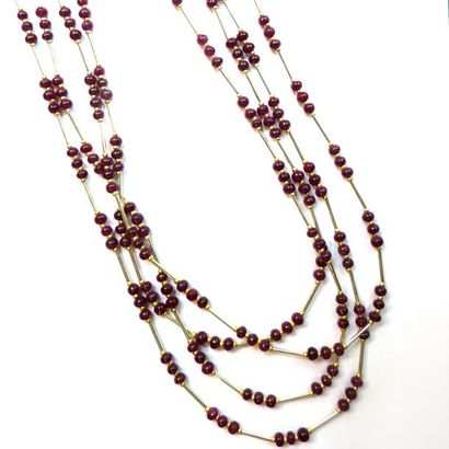 COLLIER composé de 4 rangs de perles de rubis...