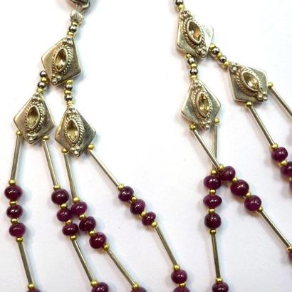 COLLIER composé de 4 rangs de perles de rubis...