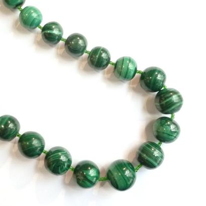 COLLIER de perles de malachites.