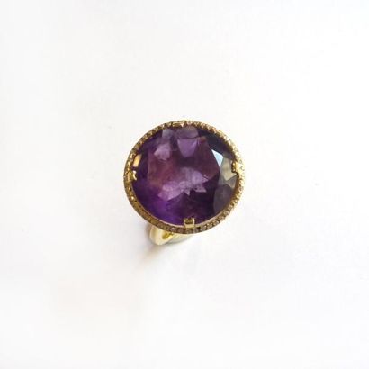 BAGUE en vermeil (925°/°°) ornée d'une améthyste...