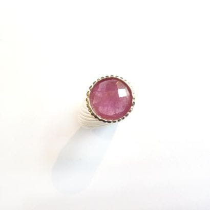 BAGUE en argent (925°/°°) ornée d'une rubis...