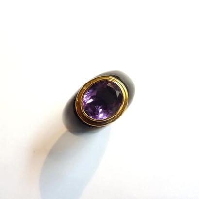 BAGUE en onyx sculpté, incrustée d'une améthyste...