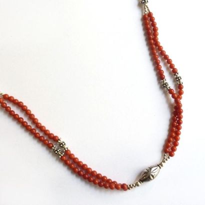 COLLIER composé de 2 rangs de fines perles...