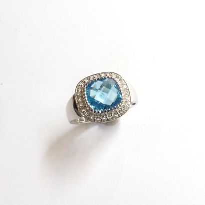 BAGUE en argent (925°/°°) ornée d'une topaze...