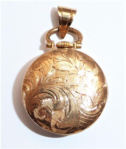 MONTRE DE COL en or 18K 750°/°°, dos à décor...