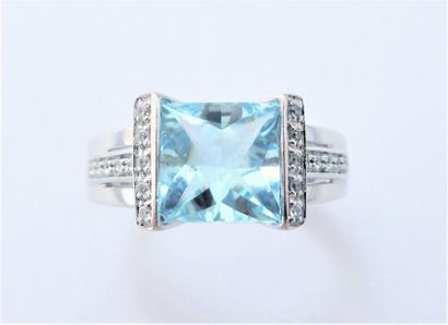BAGUE en alliage d’or 9k 375°/°° sertie d’une...